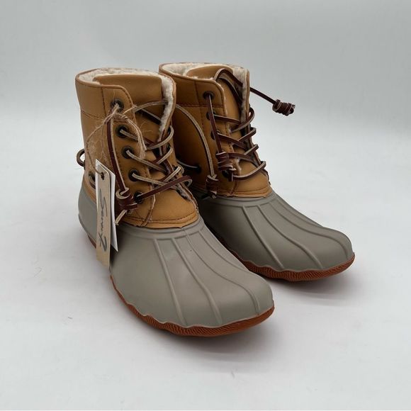 New in box! SEVEN7 Women’s Speyside Duck Boot Taupe (NEVER WORN) - Picture 3 of 12